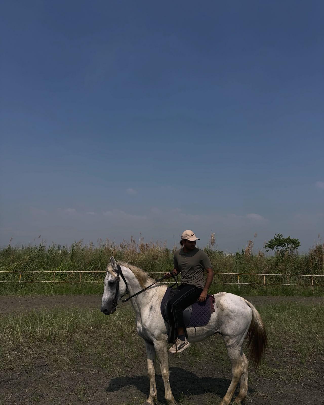 Aehtesham horse riding, photo 1